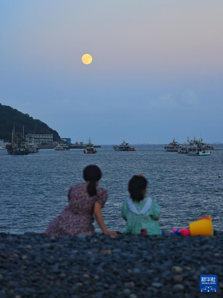 万里此情同皎洁 一年今日最分明