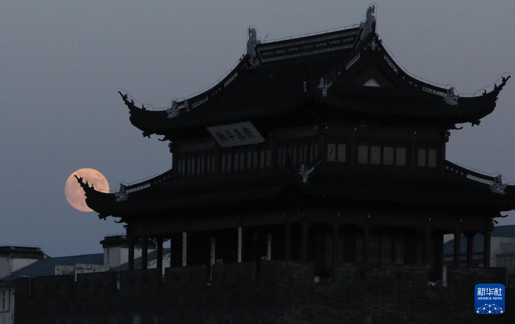 万里此情同皎洁 一年今日最分明