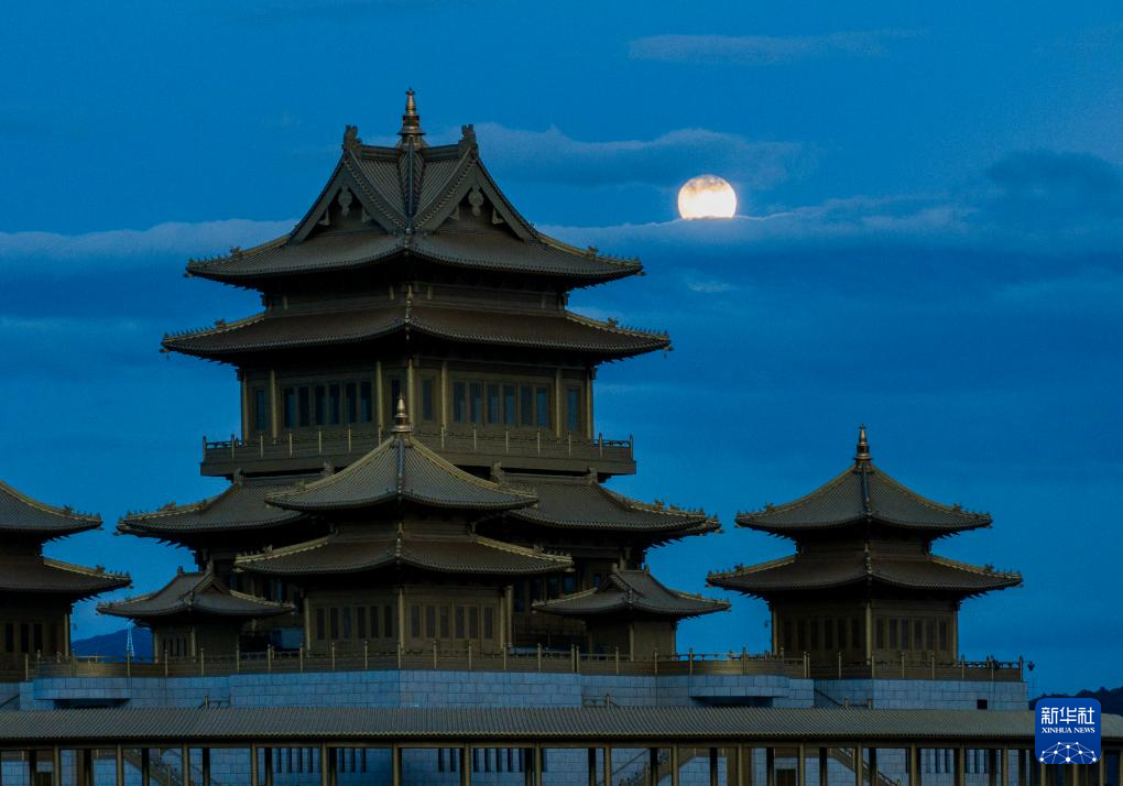 万里此情同皎洁 一年今日最分明