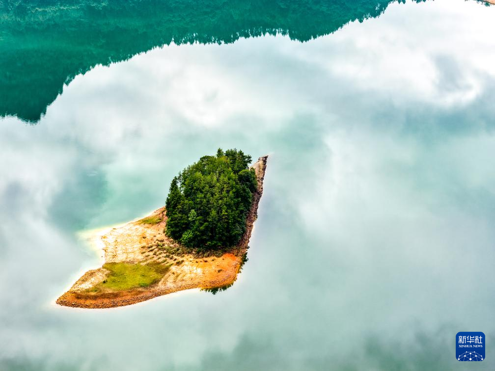 重庆黔江：小南海湿地自然保护区秋景如画