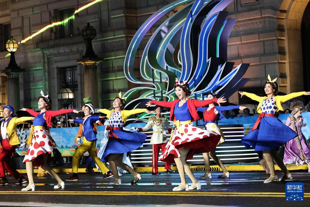 上海：黄浦江畔上演旅游节花车大巡游