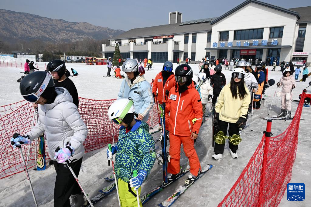 山东青岛:“冰雪文旅”持续升温
