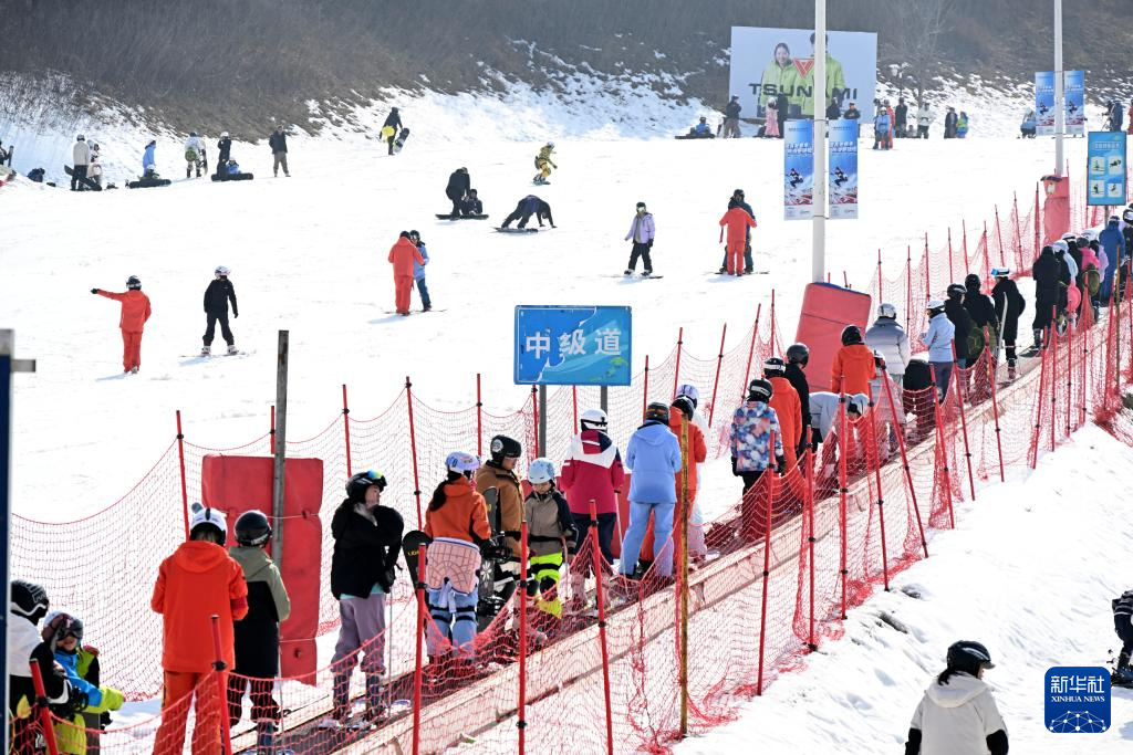 山东青岛:“冰雪文旅”持续升温