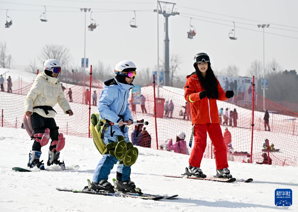 山东青岛:“冰雪文旅”持续升温