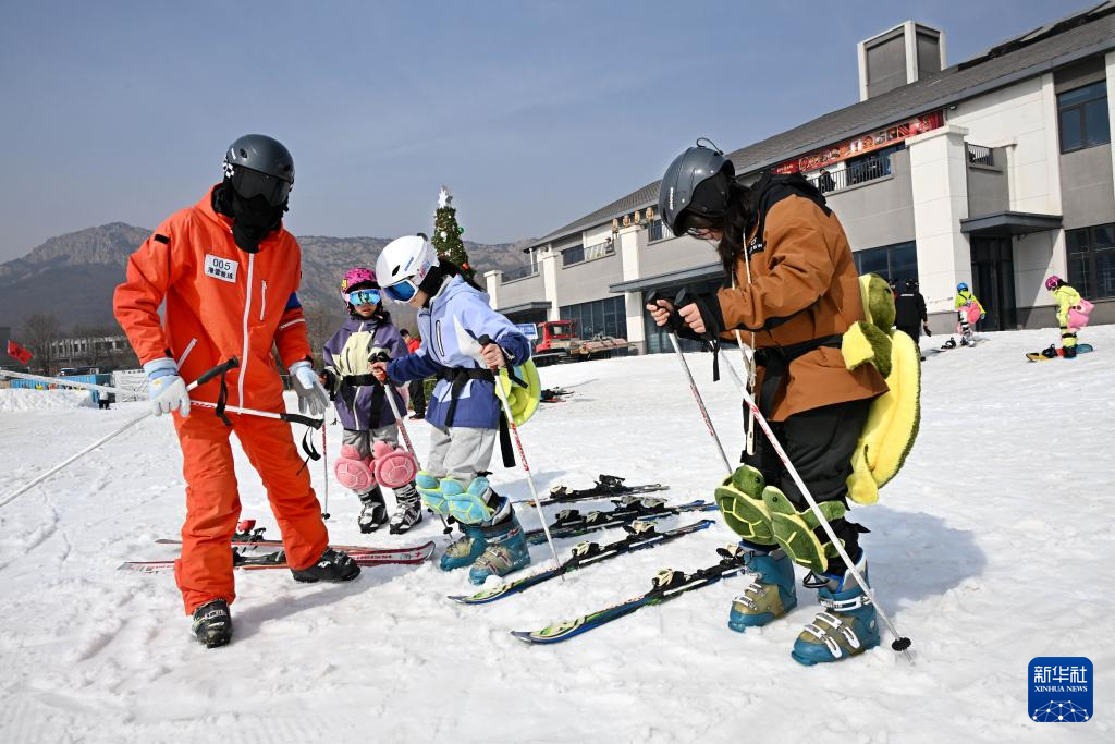 山东青岛:“冰雪文旅”持续升温