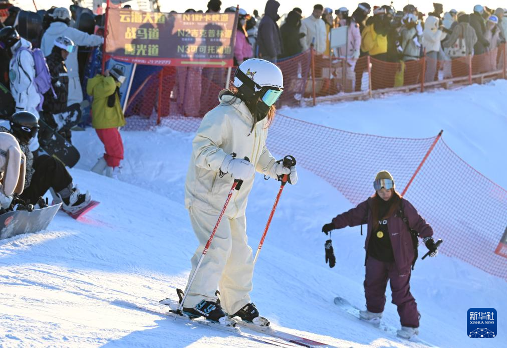 春节假期后新疆阿勒泰滑雪场热度不减