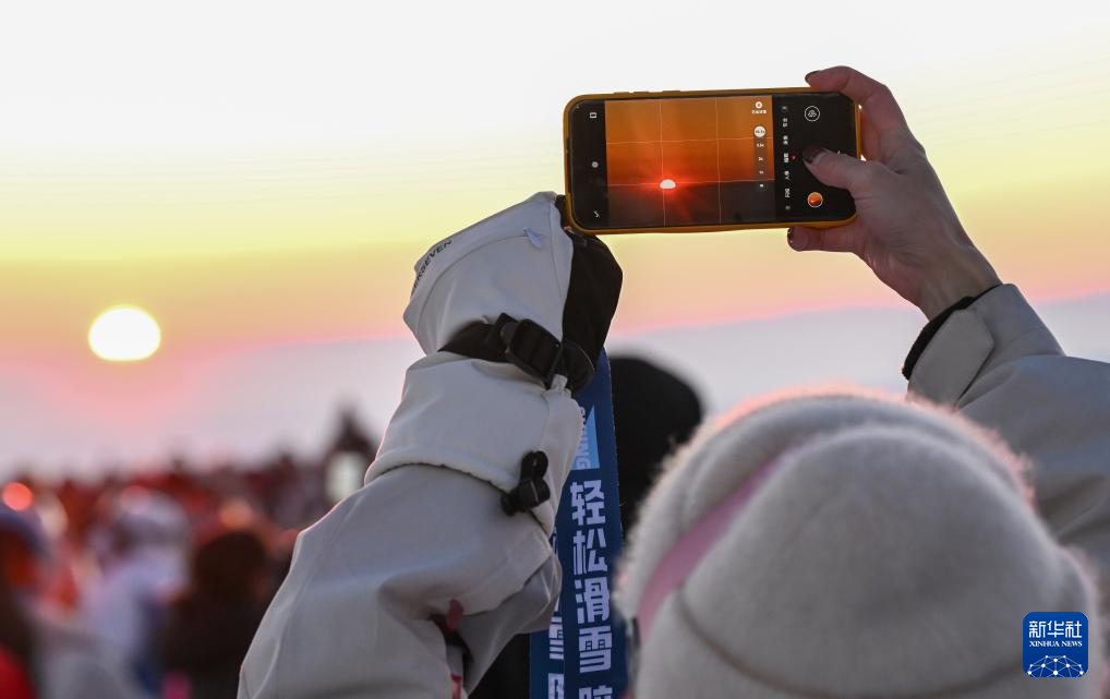 春节假期后新疆阿勒泰滑雪场热度不减