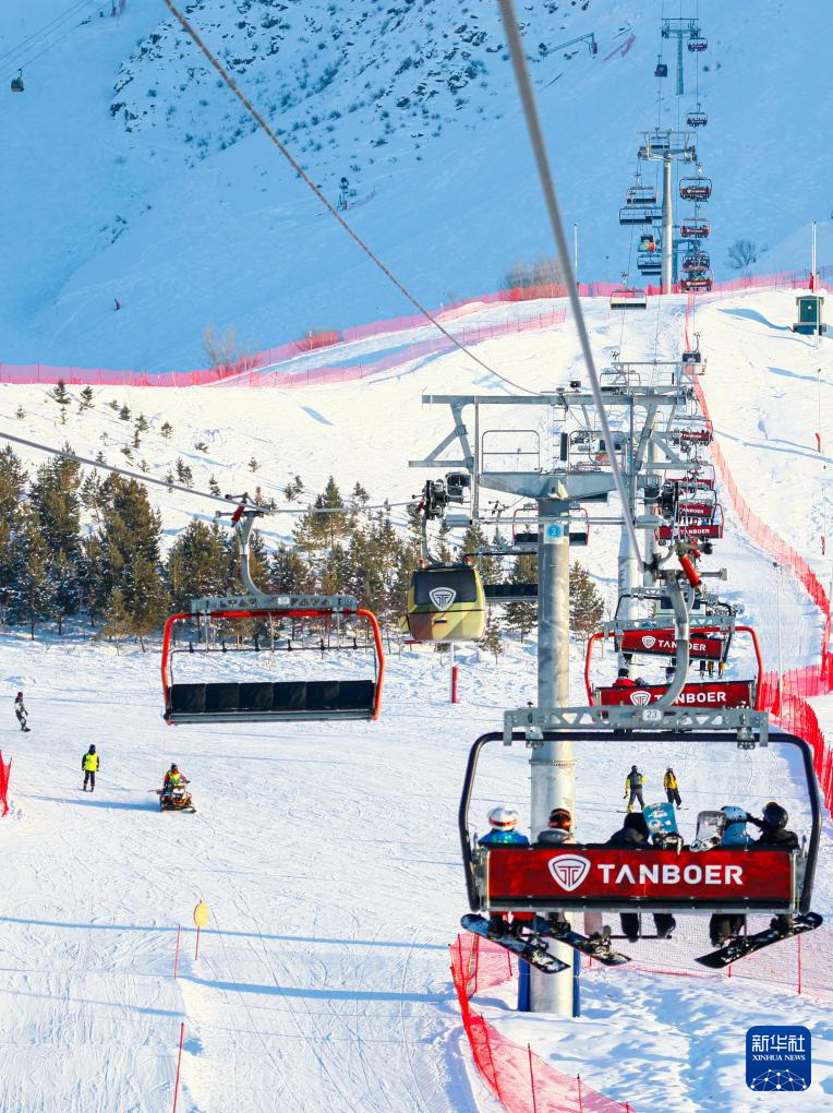春节假期后新疆阿勒泰滑雪场热度不减