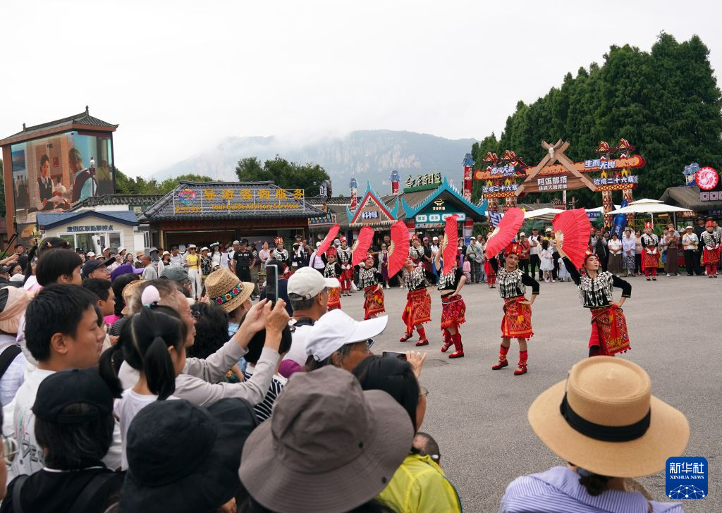 彩云之南:暑期喜迎八方客